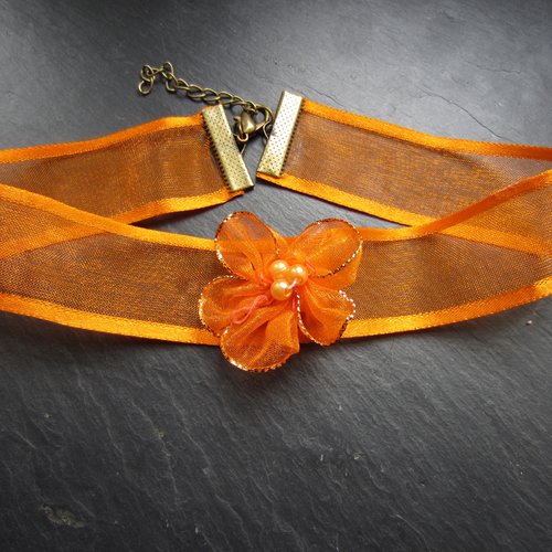 Collier ras cou orange avec fleur