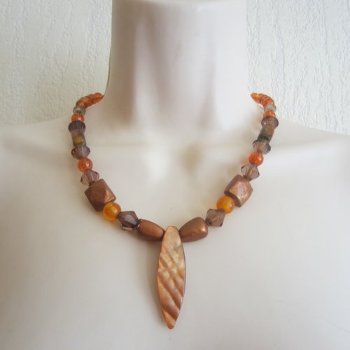 Collier avec pendentif en nacre orange et marron