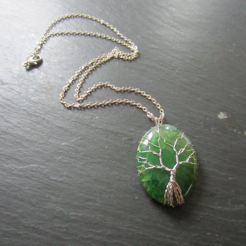 Collier avec pendentif en agate verte
