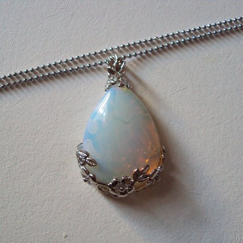 Pendentif handmade motif goutte en pierre naturelle fine opale, et chaîne, neuf
