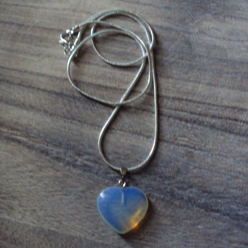 Pendentif handmade motif coeur en pierre naturelle fine opale, et chaîne argent