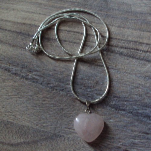 Pendentif handmade motif coeur en pierre naturelle fine quartz rose, et chaîne argent