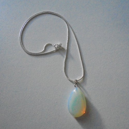 Pendentif handmade motif goutte en pierre naturelle fine opale, et chaîne, neuf