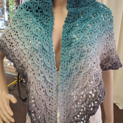 Châle triangulaire en coton fait main au crochet – dégradé vert canard, vert d'eau et gris – pièce unique