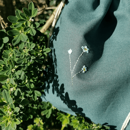 Sac brodé myosotis fond vert