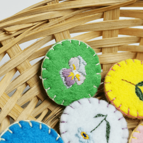 Broche pensée fond vert