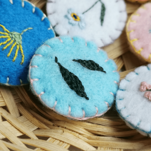 Broche feuilles fond bleu