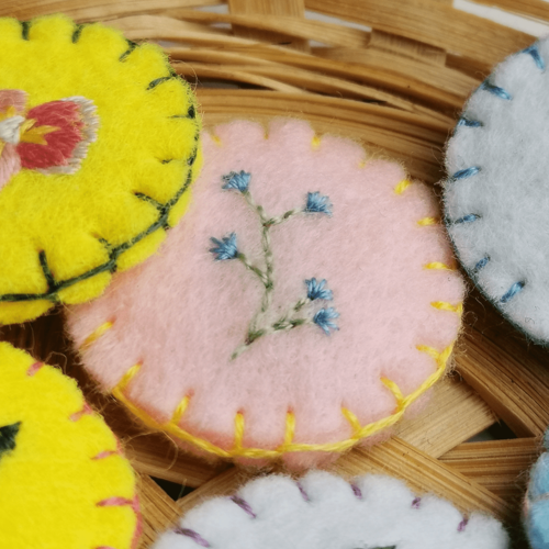 Broche fleurs bleues