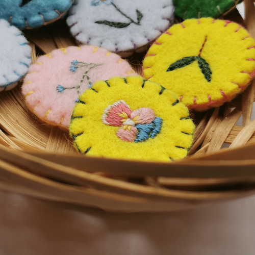 Broche pensée fond jaune