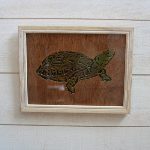 Cadre tortue en bois chantourné  , dentelle sur bois sous verre