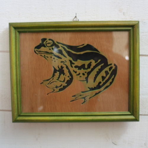 Cadre grenouille en bois chantourné , dentelle sur bois sous verre