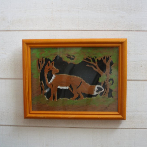 Cadre renard en bois chantourné et peint  , dentelle sur bois sous verre