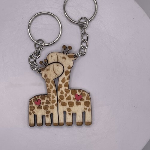 Porte clés en bois girafe cœur