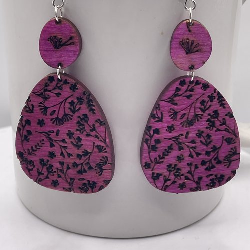 Boucles d’oreilles pendantes en bois gravé style aztèque a1