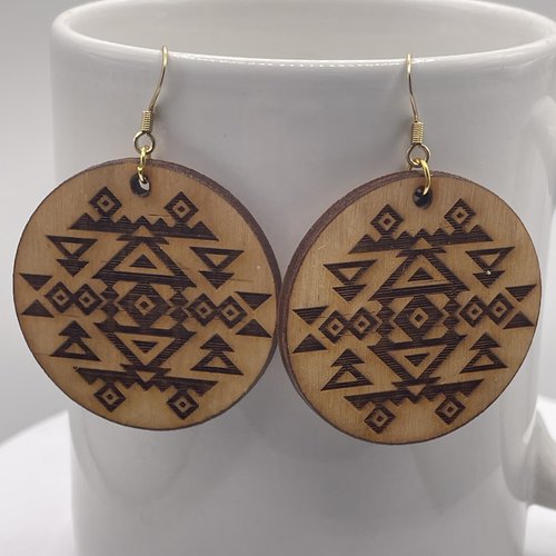 Boucles d’oreilles pendantes en bois gravé aztèque