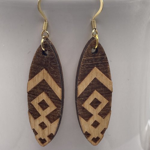 Boucles d’oreilles pendantes en bois gravé aztèque