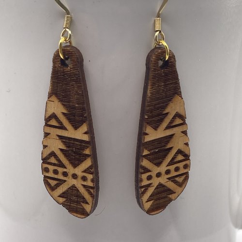 Boucles d’oreilles pendantes en bois gravé aztèque