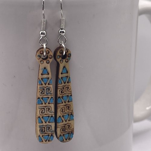 Boucles d’oreilles pendantes en bois gravé aztèque