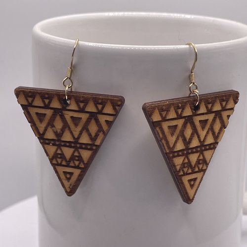 Boucles d’oreilles pendantes en bois gravé aztèque