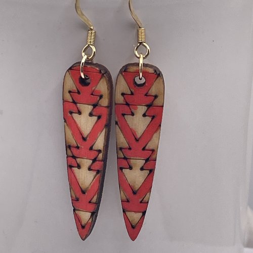 Boucles d’oreilles pendantes en bois gravé aztèque