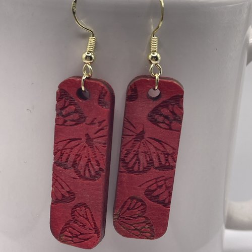 Boucles d’oreilles pendantes en bois gravé papillon
