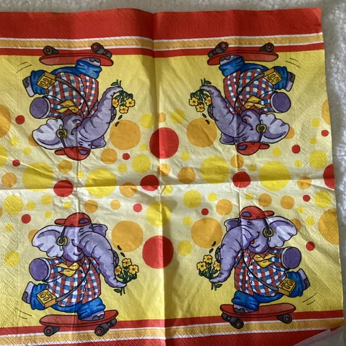 Serviette en papier éléphant skateboard