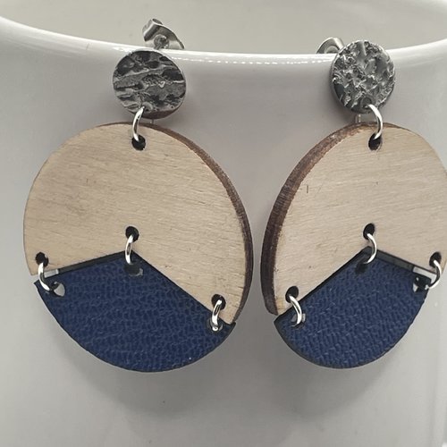 Boucles d’oreilles bois et cuir bleu marine