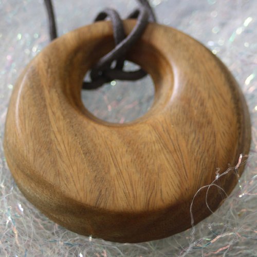 Collier, pendentif en bois