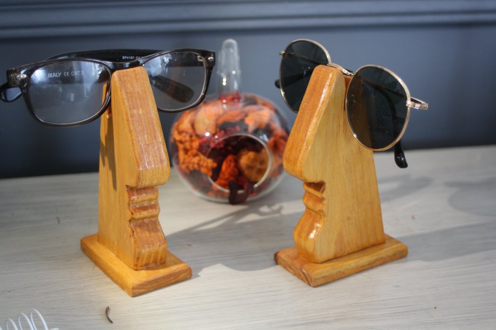 Porte-lunettes en bois vernis - Un grand marché