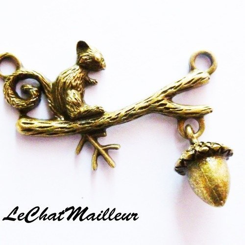 Connecteur bijoux pendentif écureuil sur sa branche noisette couleur bronze 47mm x 41mm automne