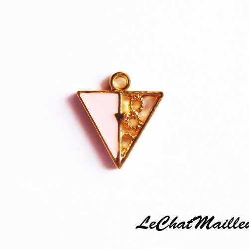 Breloque géométrique en forme de triangle métal doré et émail rose 15 mm