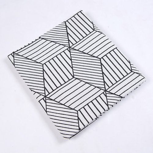 Tissu en coupon coton polyester triangles losange carré noir graphique géométrique 70 cm x 100 cm toile