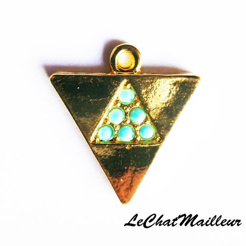 Breloque triangle métal doré perles bleues turquoises ethnique géométrique graphique élégant 