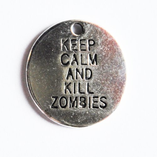 Pendentif médaille "keep calm and kill zombies" gravé breloque walking mort destockage