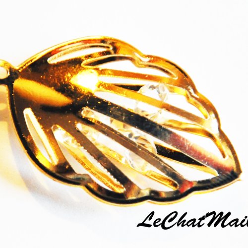 Pendentif en métal doré en forme de feuille dorée avec des petites perles enfermées