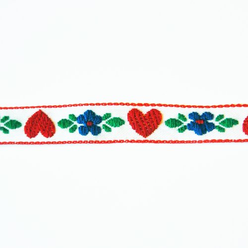 1 mètre de ruban brodé motifs coeurs et fleurs scandinaves amour