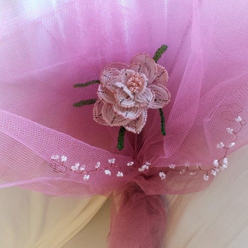 Fleur  en perles tissées,  fleur  de  mariee ou anniversaire mariage,