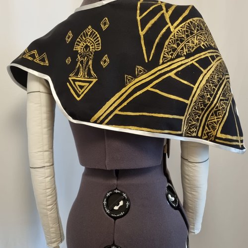 Cape noire artisanale – cosplay expédition 33 – motifs dorés peints à la main – sur mesure et fait main