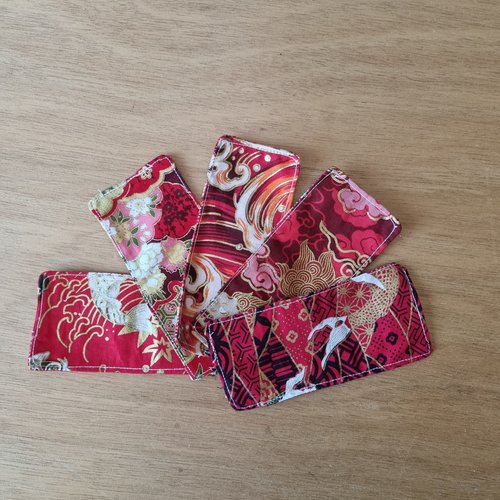 Marque-page en tissu japonais rouge  fait main motifs traditionnels  accessoire de lecture élégant