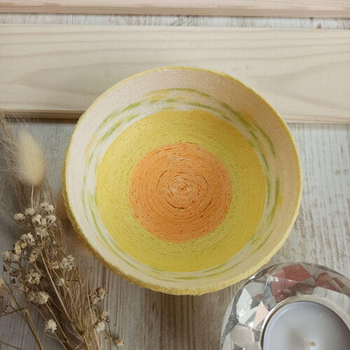Petit panier jaune fait main en laine durcie – vide-poches écoresponsable avec effet spirale – déco intérieure originale