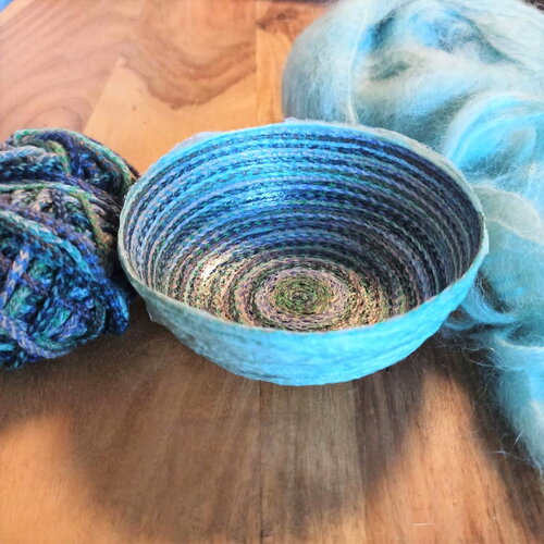 Vide-poches turquoise en laine durcie – panier déco fait main – rangement clés, bijoux, bureau – objet unique en laine recyclée