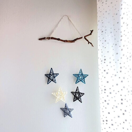 Mobile étoiles bleu et gris en laine recyclée – déco murale bébé garçon – cadeau naissance fait main – suspension légère