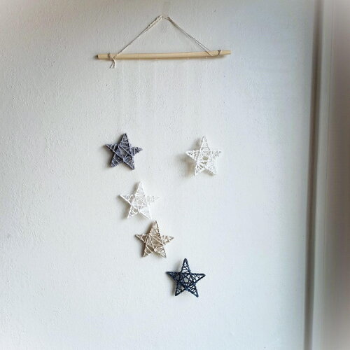 Mobile mural étoiles gris et blanc – déco chambre bébé écoresponsable – laine recyclée – cadeau naissance fait main