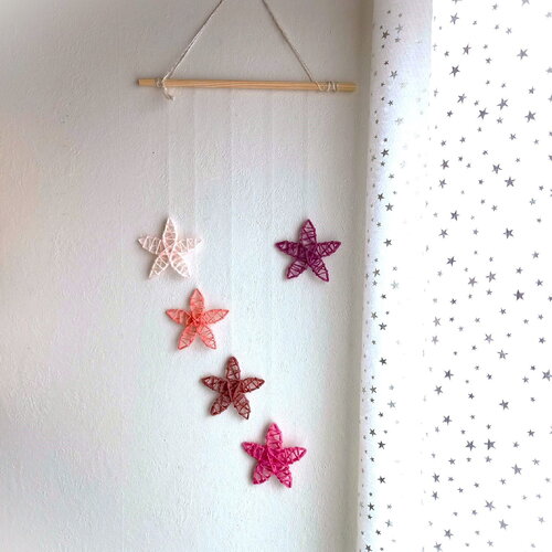 Mobile mural fleurs roses – suspension décorative en laine recyclée – cadeau écoresponsable fille