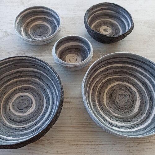 Vide-poche en laine recyclée – panier décoratif fait main – blanc &amp; gris – zéro déchet – déco naturelle