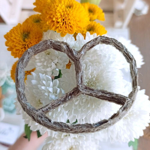 Bretzel pour une décoration de table de mariage avec une touche alsacienne, fait main en alsace en laine récupérée