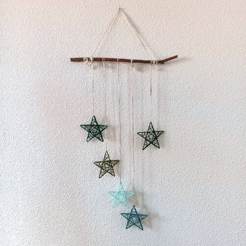 Mobile d'étoiles dans les tons naturels, fait main en laine, décoration unique et éco-responsable, suspension murale légère
