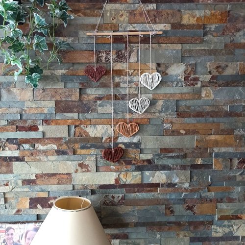 Suspension murale cœurs dans les tons naturels - fait main et écoresponsable en laine récupérée et durcie d'une manière naturelle