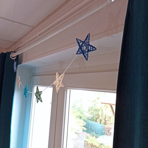 Guirlande étoiles bleu et blanc – décoration murale fait main – cadeau de naissance original et écoresponsable
