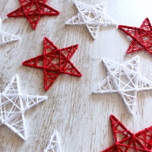 Lot de 10 étoiles rouges et blanches en laine recyclée – décoration artisanale de noël
